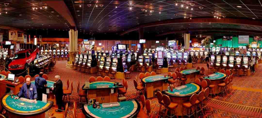 Bàn đánh bạc thu hút khách đến chơi tại Felix - Hotel & Casino