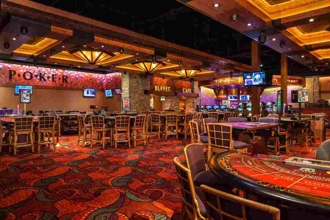 Không gian rộng lớn, bàn chơi đa dạng ở sòng bạc Good Luck Casino Hotel